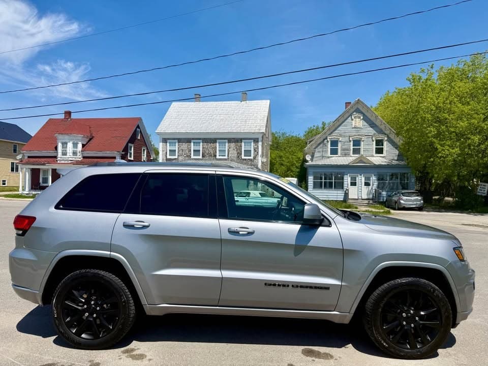 2019 Jeep Grand Cherokee — Front 3/4